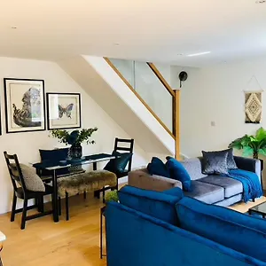 Modern Luxurious House With Parking And Garden , Bath Großbritannien