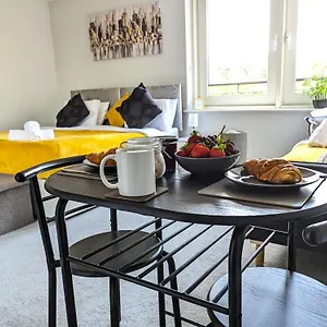 studio-apartment-with-access-to-pool-and-gym.cardiffhotelswales.com/