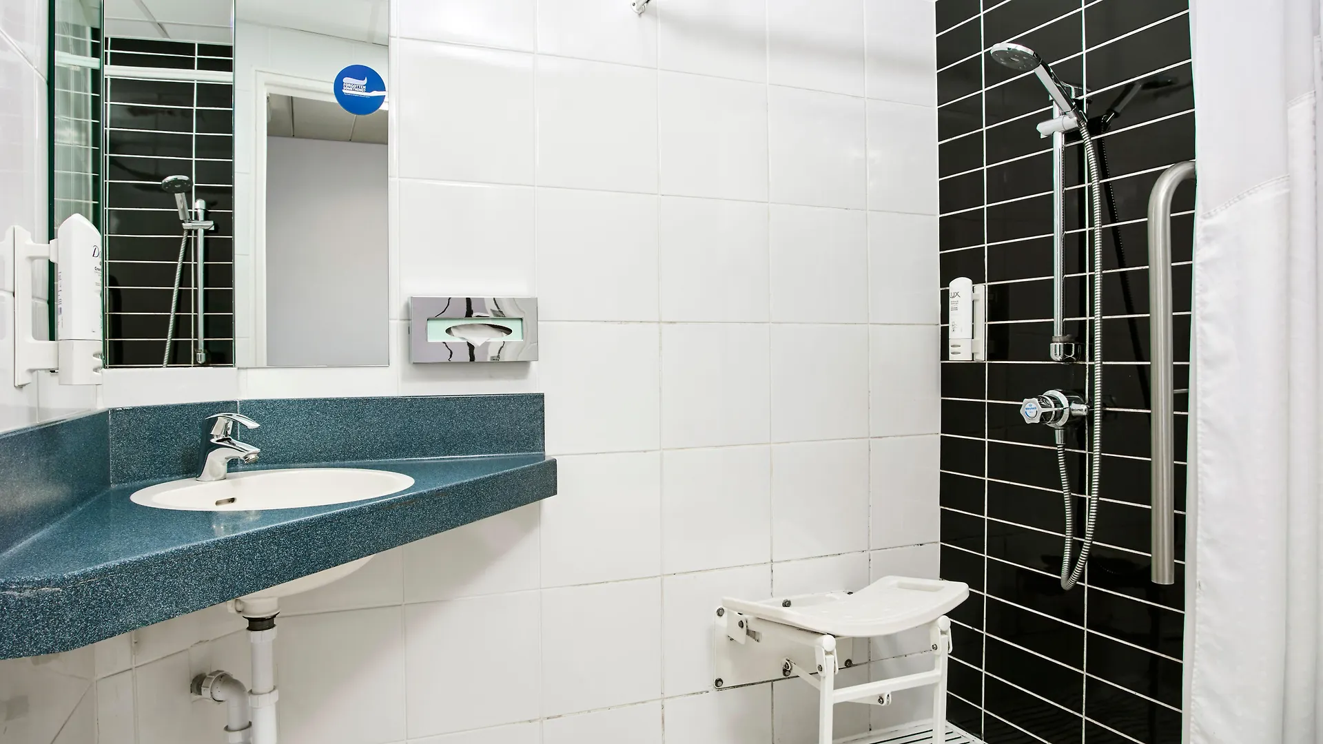Holiday Inn Express Belfast City By Ihg 3*,