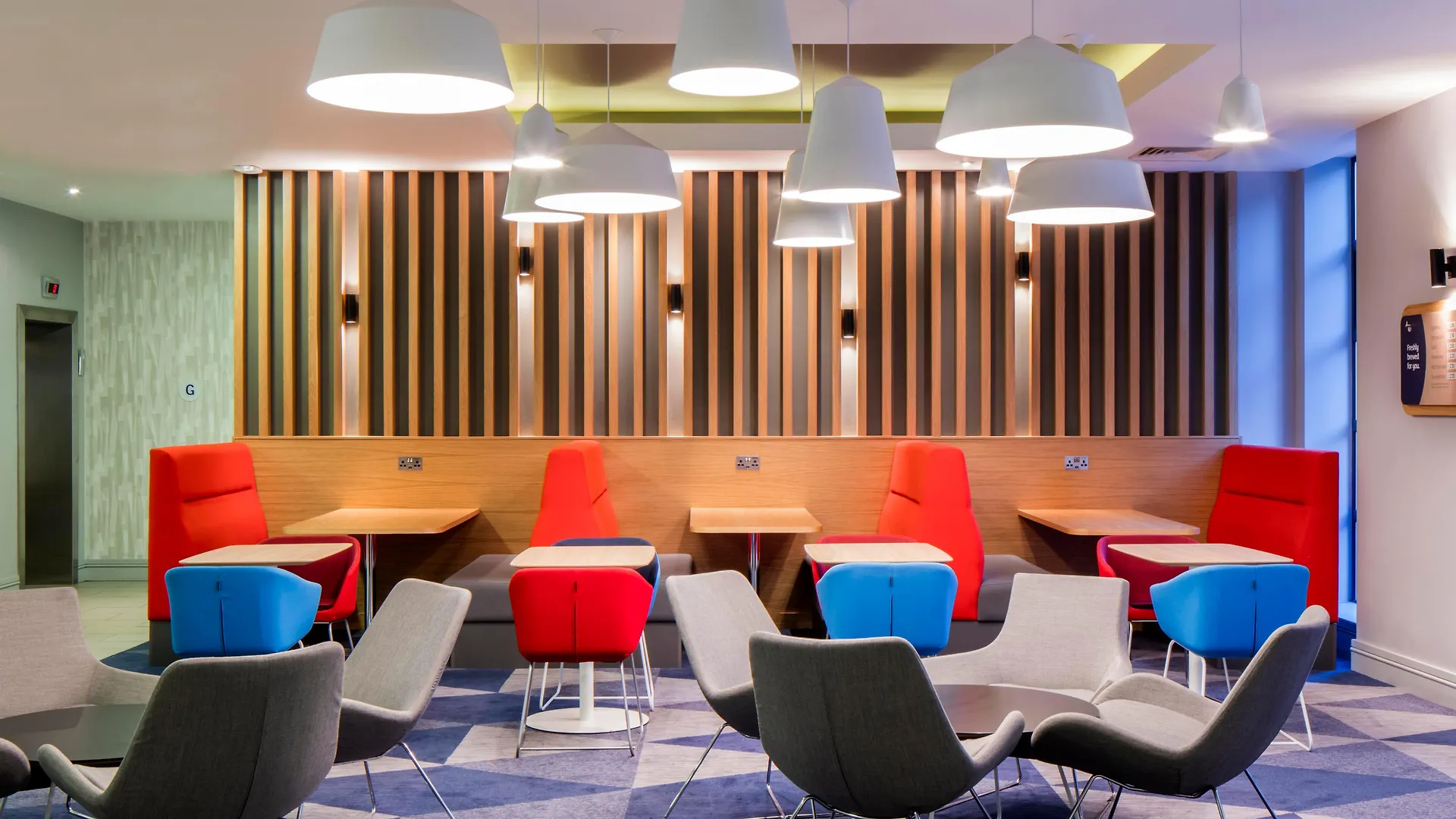 Holiday Inn Express Belfast City By Ihg 3*,
